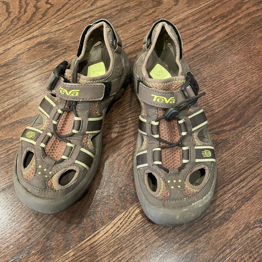 Hiking sandals